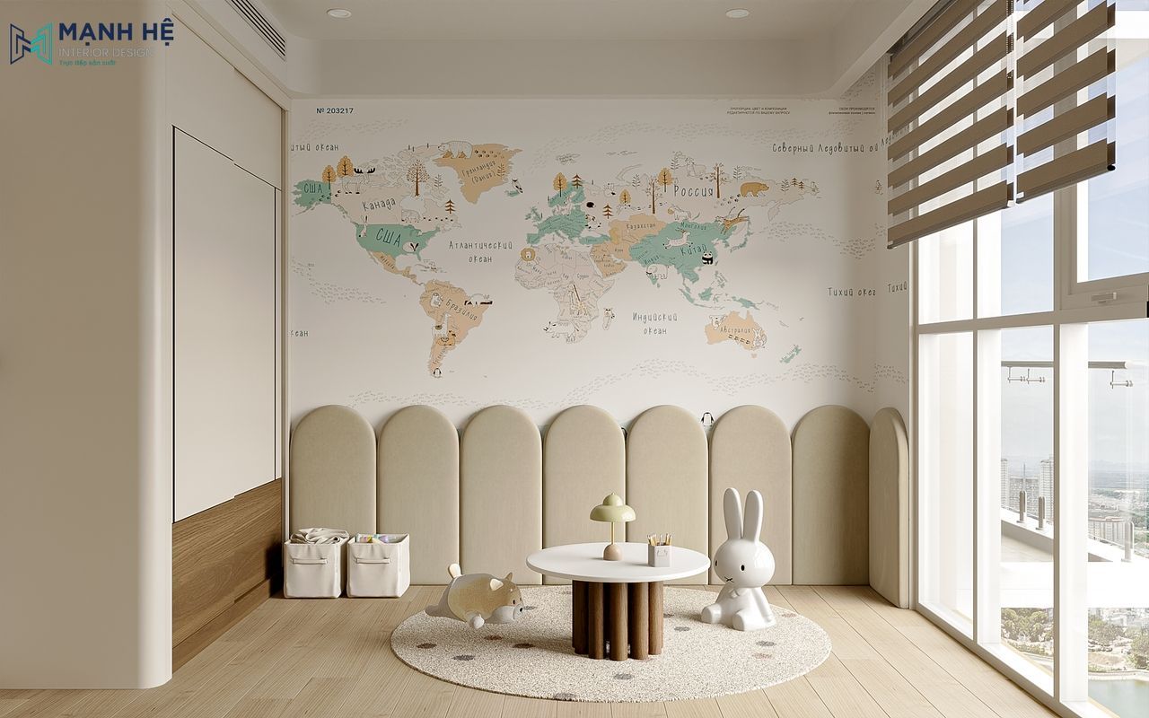 Không gian sinh hoạt cho trẻ với tường trang trí bản đồ thế giới và đệm bo cong an toàn, thiết kế nhẹ nhàng