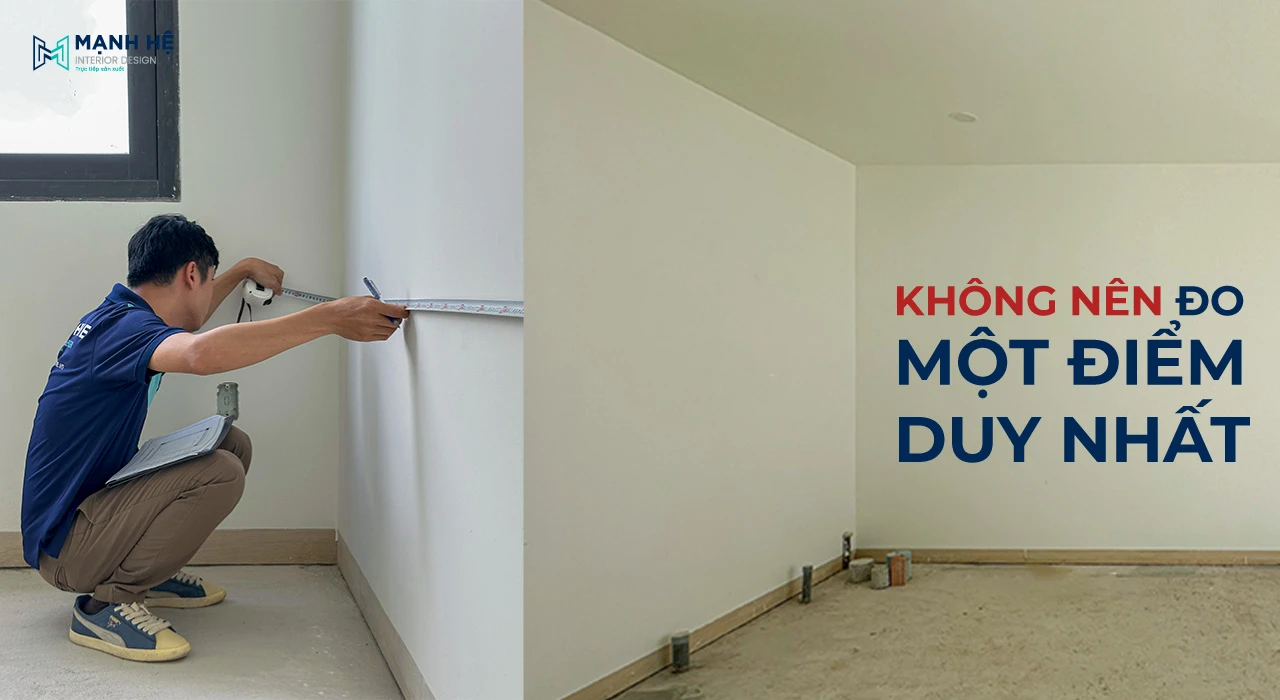 Kỹ thuật viên Mạnh Hệ đang dùng thước cuộn đo chiều ngang tường trong phòng trống, ghi chép số liệu vào sổ
