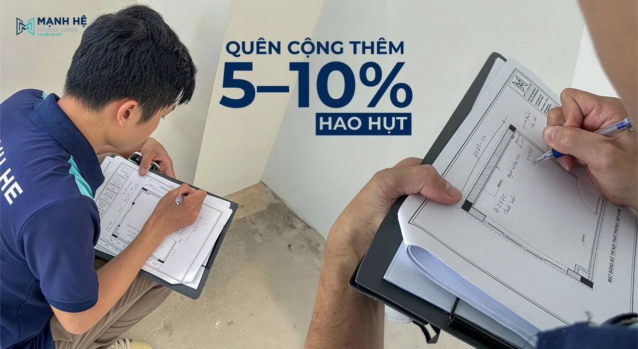 Nhân viên Mạnh Hệ đang ghi chú kích thước phòng vào bản vẽ thể hiện bước kiểm tra số liệu và tính thêm 5–10% hao hụt khi đo diện tích