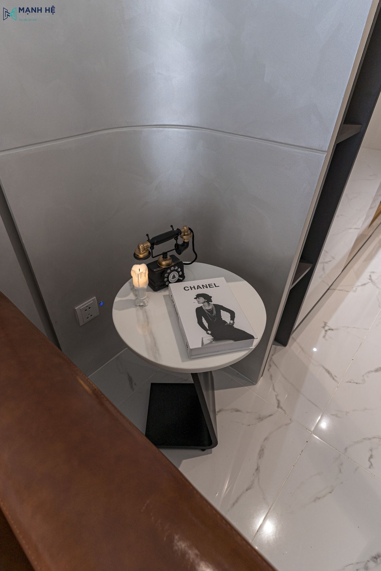 Thi công góc trang trí phòng khách căn hộ gồm bàn phụ mặt đá và đồ decor