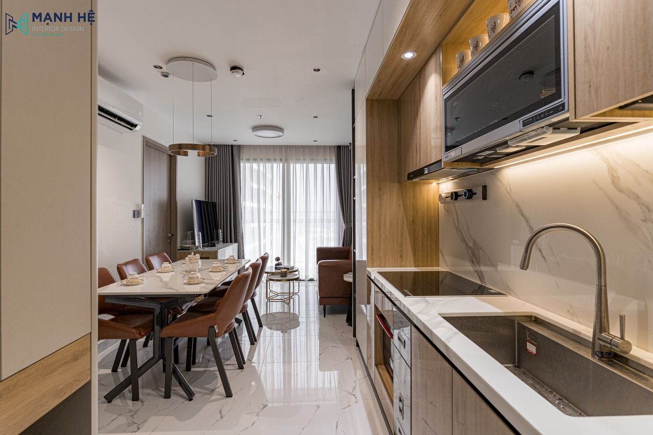 Thi công không gian bếp và phòng khách căn hộ theo bố cục mở, sử dụng chất liệu gỗ công nghiệp chủ đạo