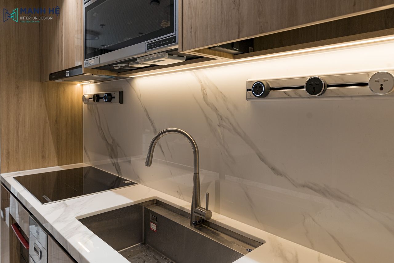 Thi công mặt bếp ốp đá vân mây cùng hệ đèn hắt sáng âm tủ và phụ kiện cao cấp