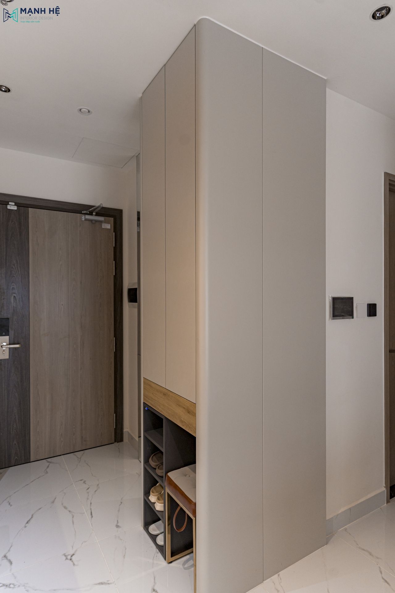 Tủ giày kịch trần kết hợp ghế ngồi được thi công kiểu dáng bo cong giúp không gian trở nên liền mạch, tinh tế