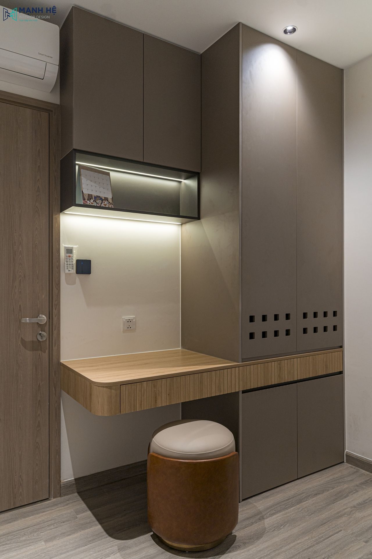 Thi công tủ quần áo liền bàn làm việc kết hợp kệ treo tường giúp tăng không gian lưu trữ cho phòng ngủ phụ