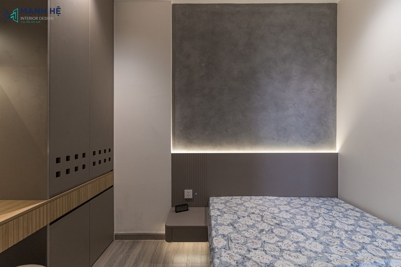 Tường đầu giường sơn hiệu ứng xi măng kết hợp vách gỗ và đèn LED hắt sáng tinh tế trong phòng ngủ phụ