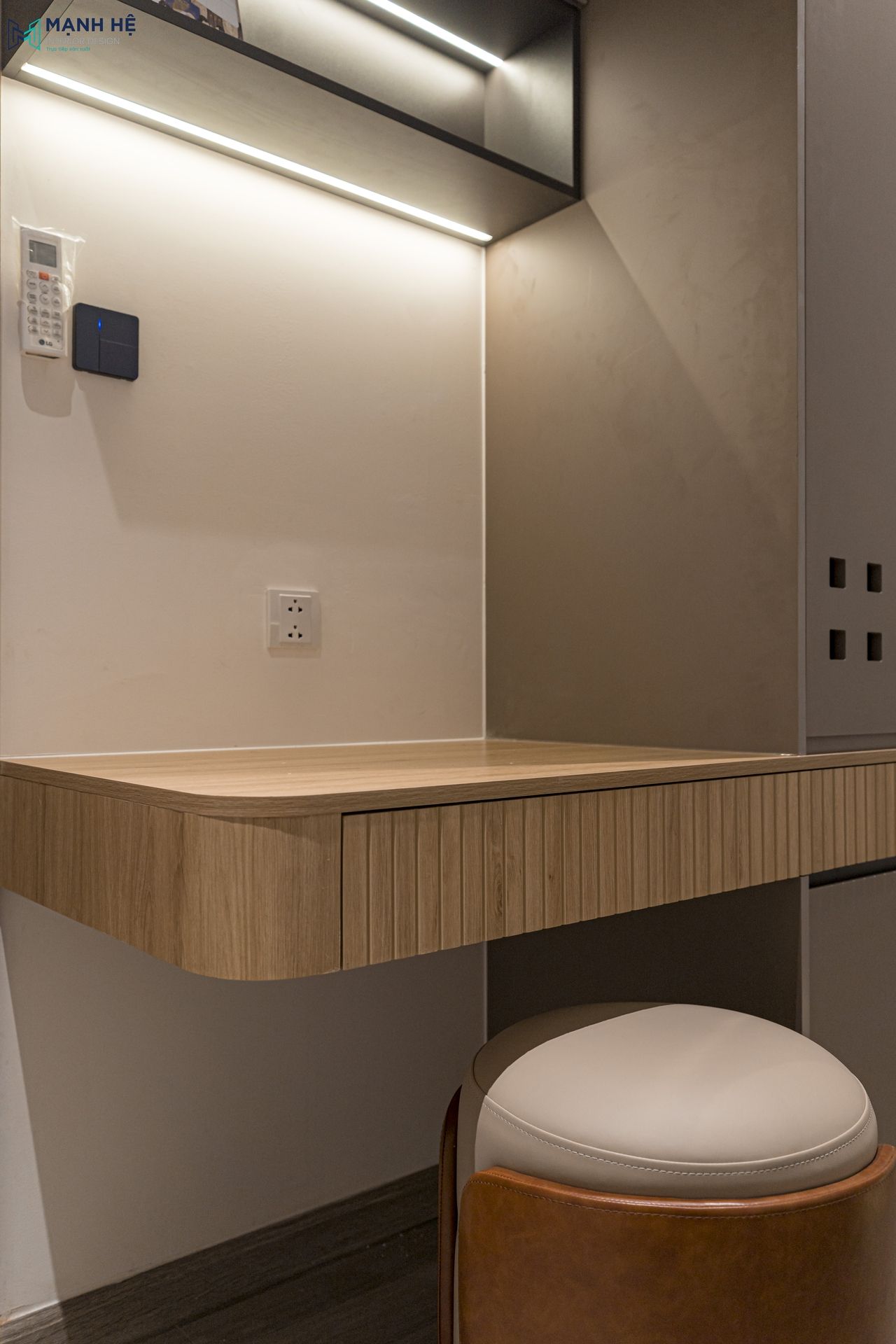 Chi tiết bàn làm việc liền tủ quần áo được thi công tỉ mỉ với đường bo cong mềm mại, an toàn