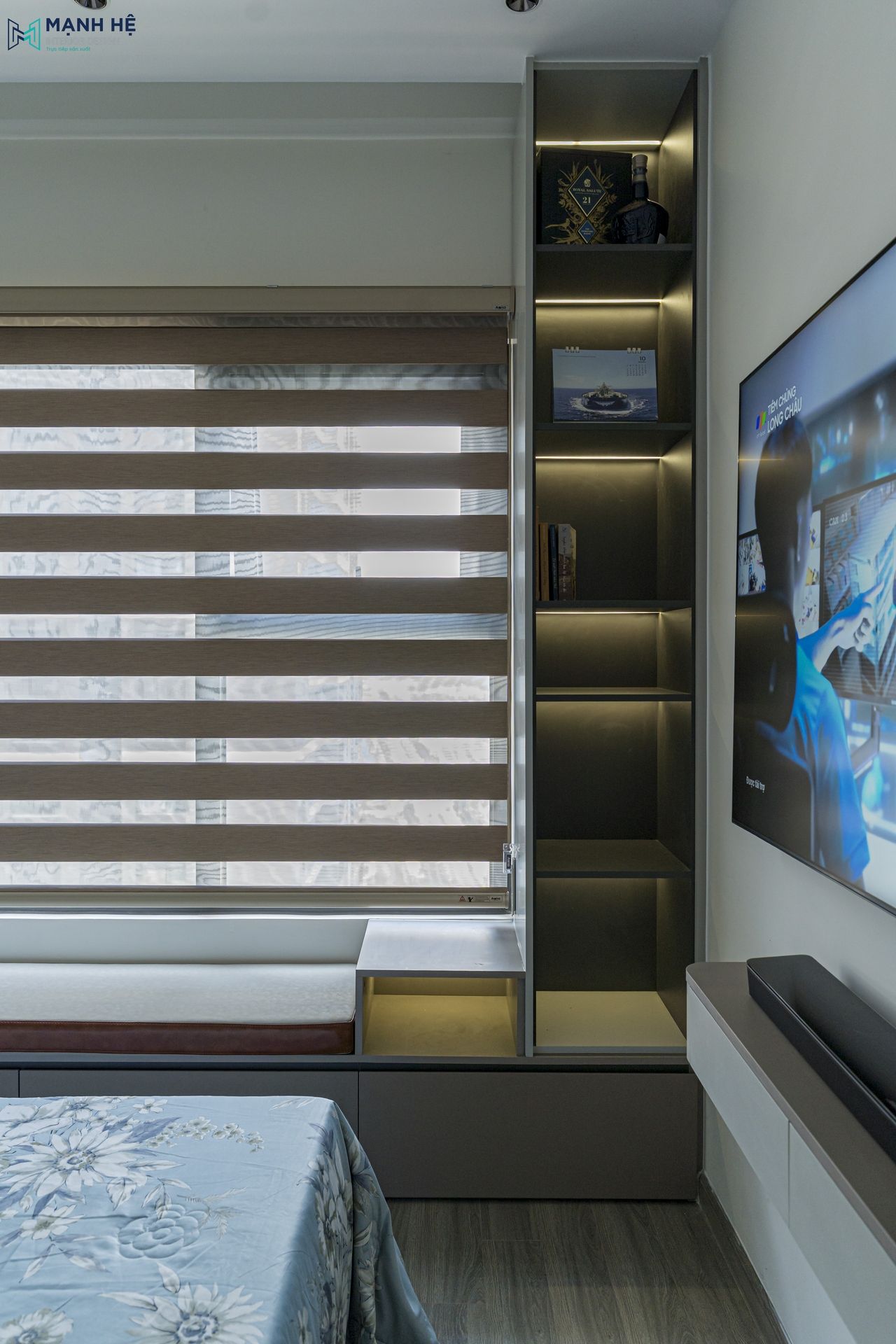 Thi công kệ tivi treo tường và tủ trưng bày tích hợp ánh sáng led hắt nhẹ