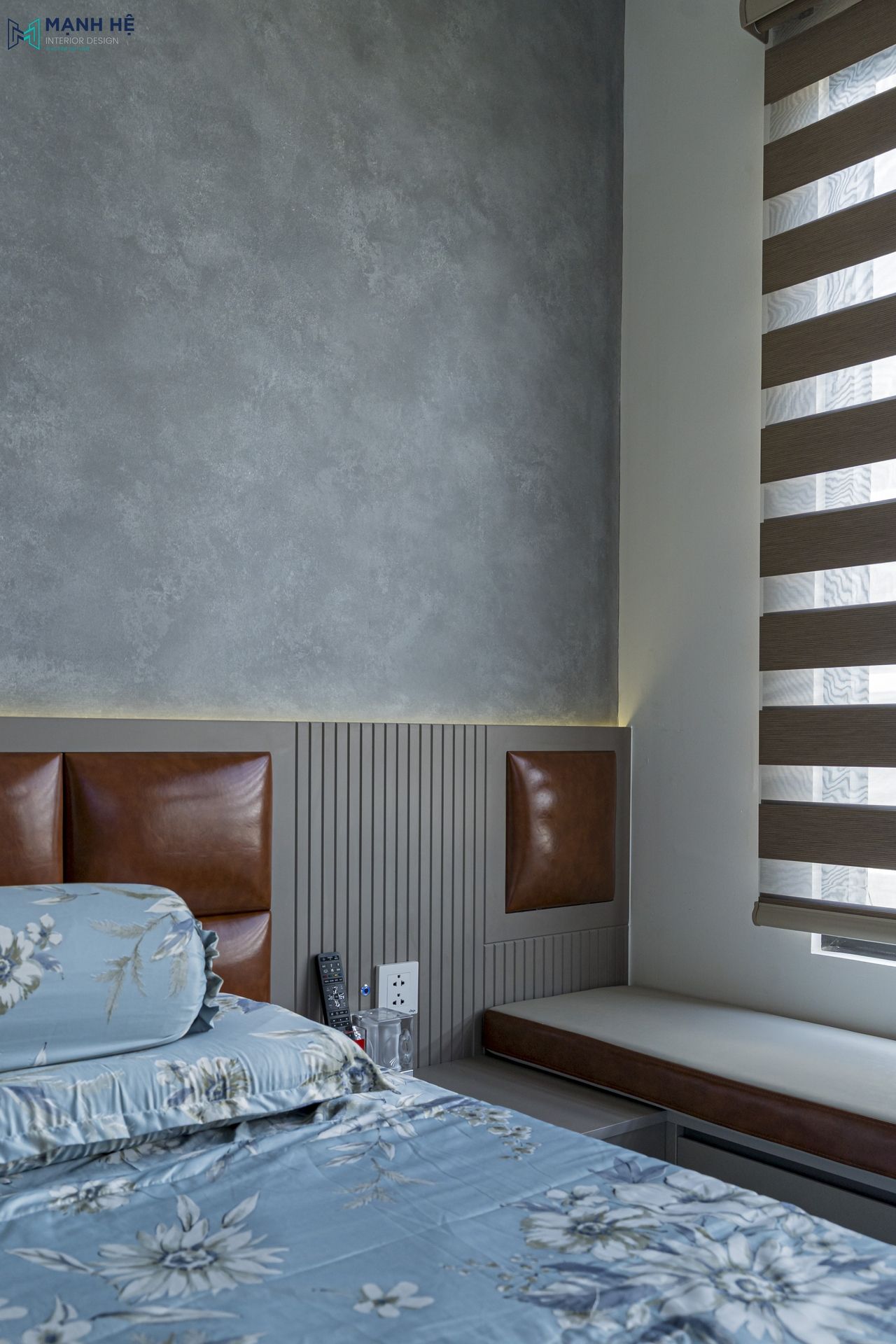 Thi công đầu giường gỗ công nghiệp ốp nệm da được thi công liền mạch với băng ghế cửa sổ trong phòng ngủ master