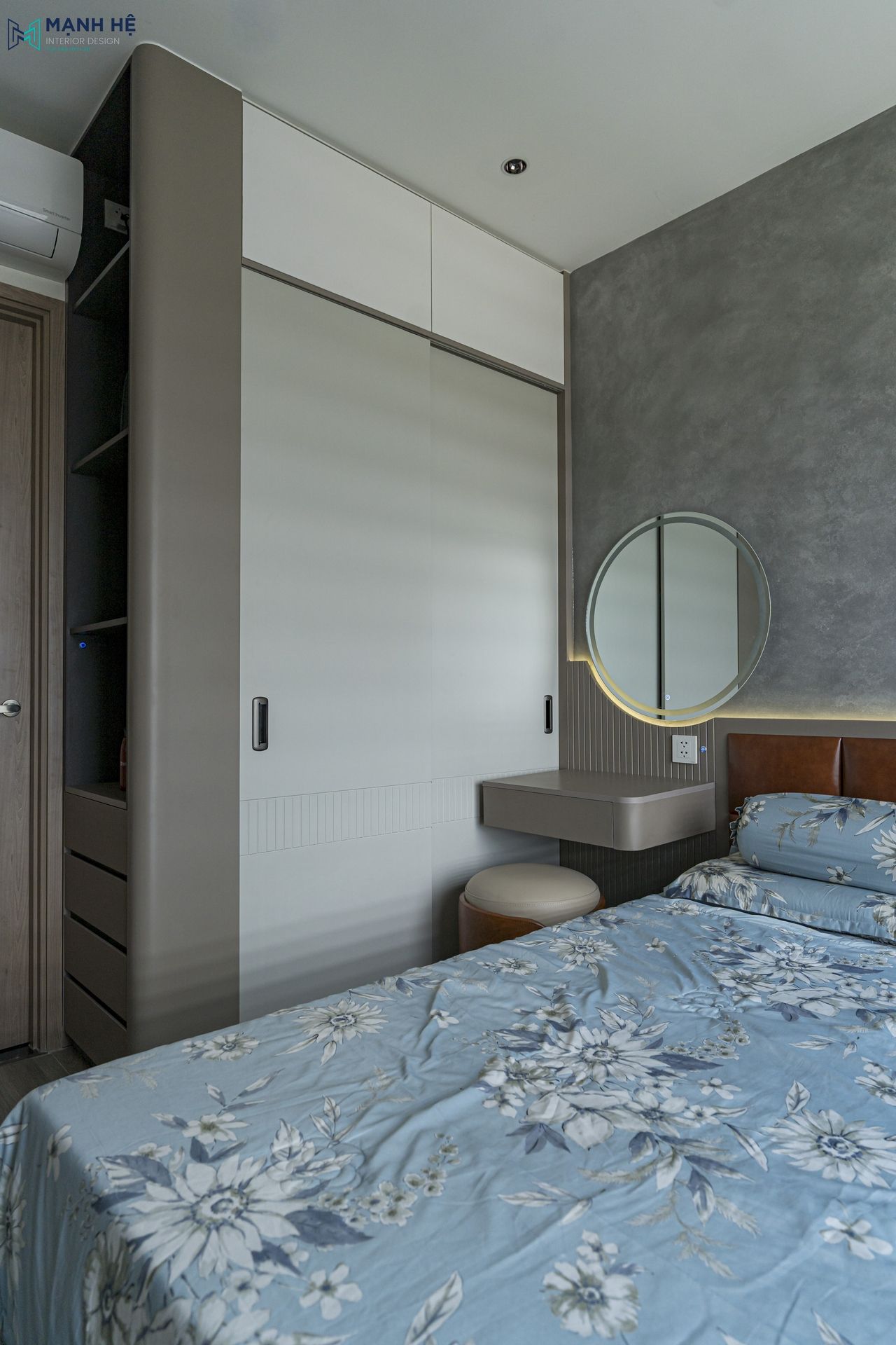 Thi công tủ quần áo kịch trần kết hợp bàn trang điểm bo cong với chất liệu gỗ công nghiệp trong phòng ngủ master