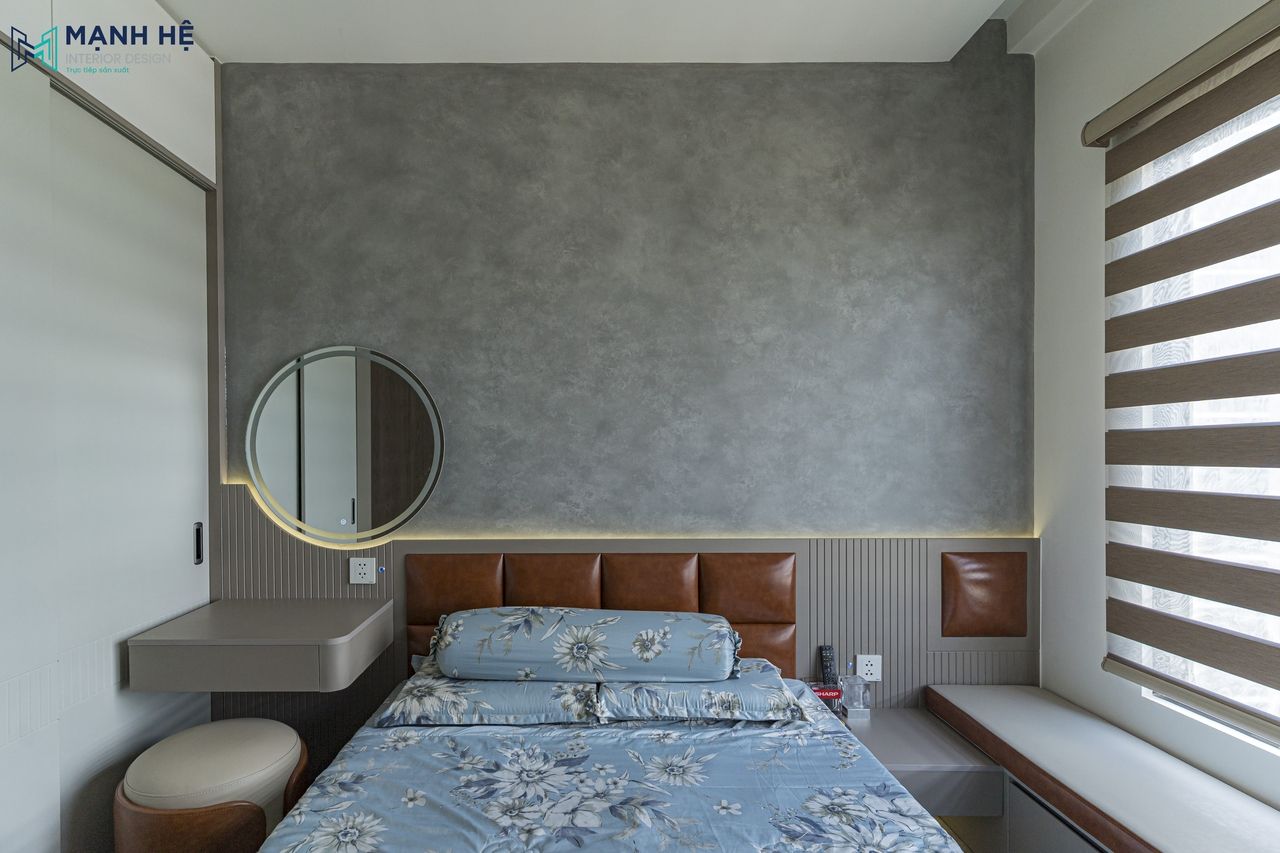 Tường đầu giường sơn hiệu ứng xi măng kết hợp nệm da và đèn LED âm tường trong phòng ngủ master