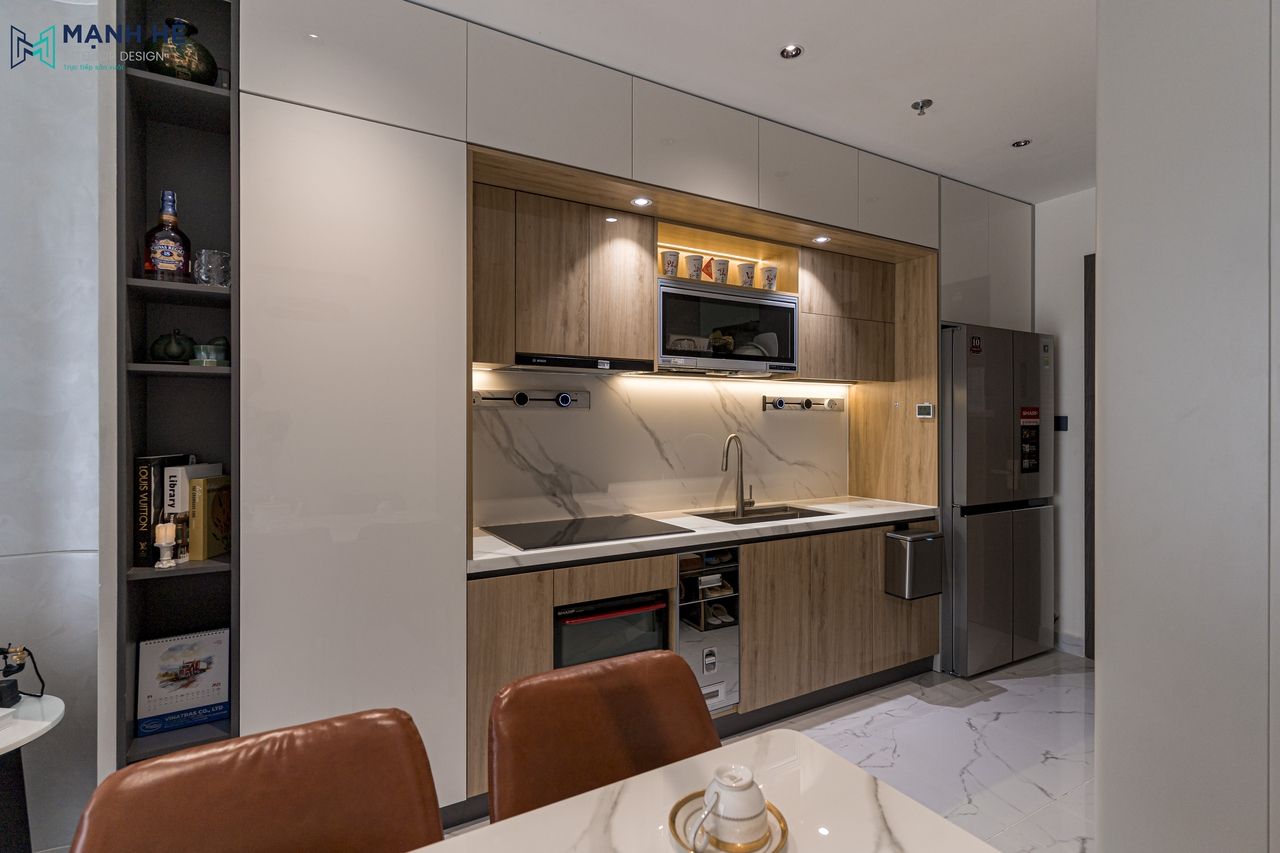 Thi công tủ bếp kịch trần chất liệu gỗ công nghiệp phủ Acrylic bóng gương, tận dụng tối đa diện tích trần bếp chung cư