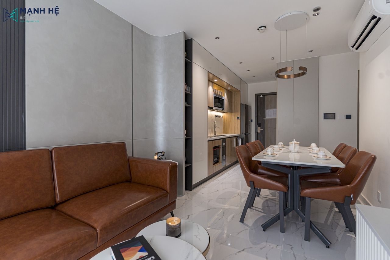 Thi công vách bo cong kết nối liền mạch giữa tủ bếp và phòng khách, phủ sơn hiệu ứng xi măng tinh tế