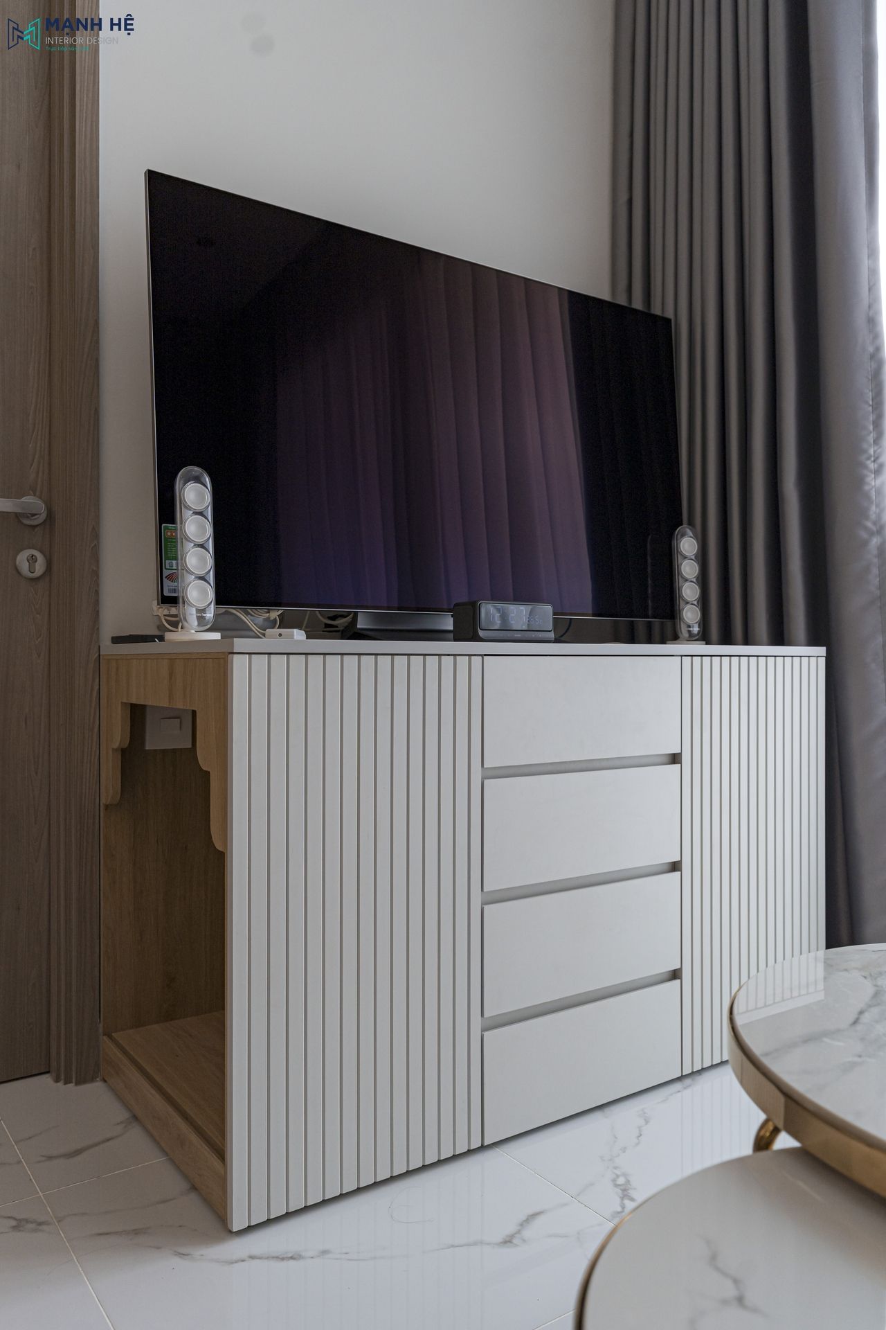 Thi công kệ tivi tích hợp bàn thờ nhỏ gọn gồm nhiều ngăn chứa đồ và sử dụng chất liệu gỗ công nghiệp chủ đạo