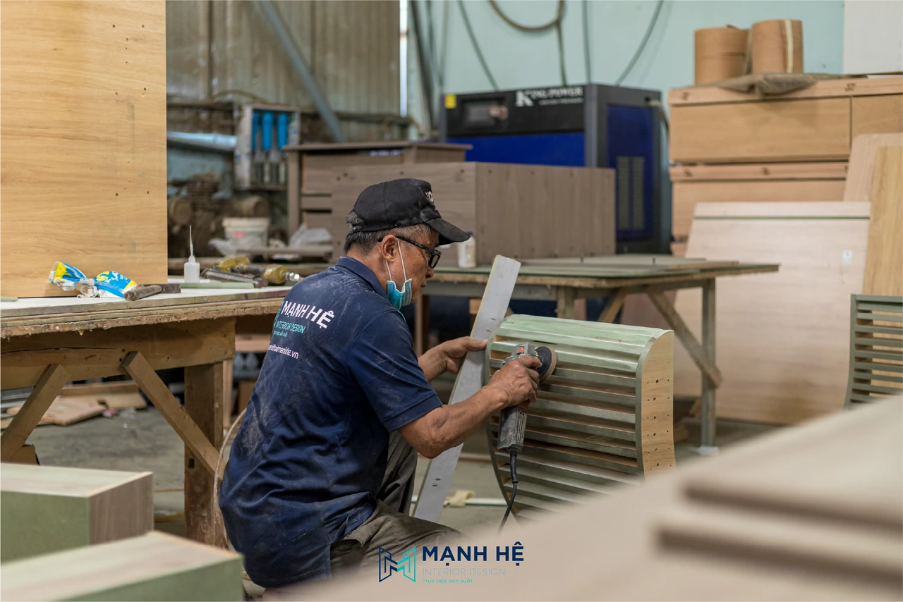 Thợ tay nghề cao xử lý chà nhám bề mặt gỗ đảm bảo độ mịn đẹp