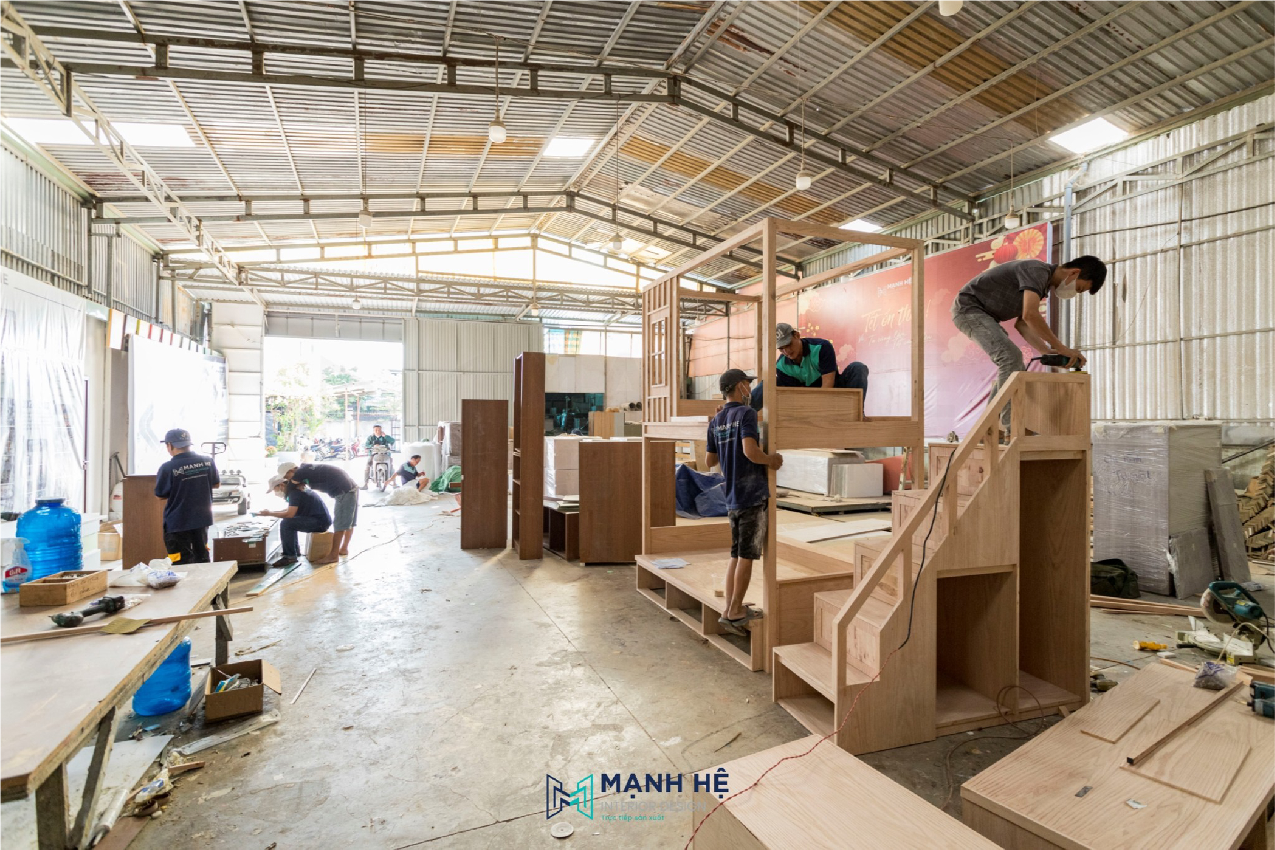 Đội ngũ thợ tay nghề cao sản xuất gỗ tại xưởng