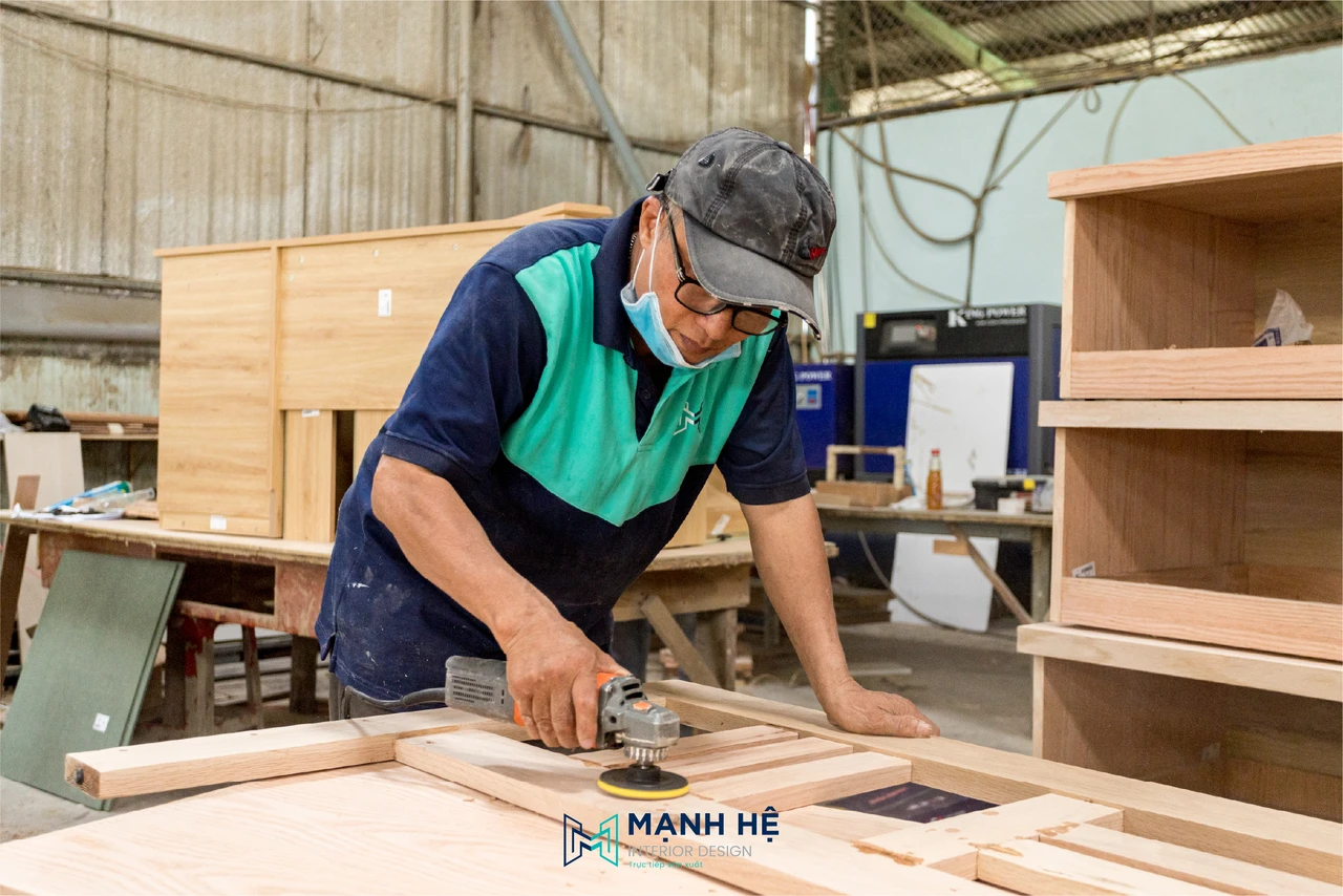 Thợ tay nghề cao sản xuất nội thất trực tiếp tại xưởng