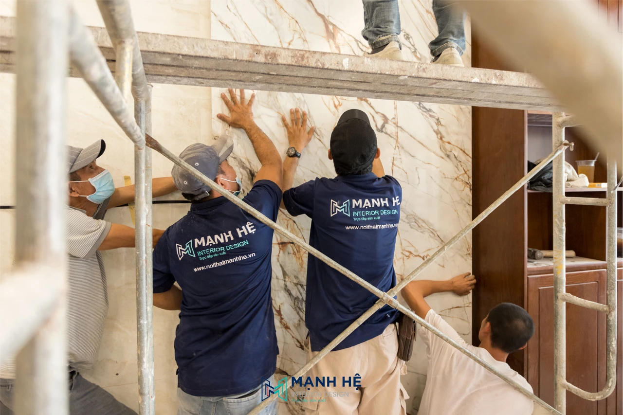 Đội ngũ thợ Mạnh Hệ thi công ốp đá vách tường trang trí