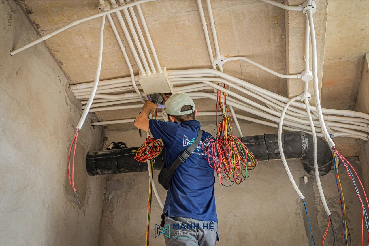 Thi công đi dây hệ thống điện M&E âm trần đúng kỹ thuật