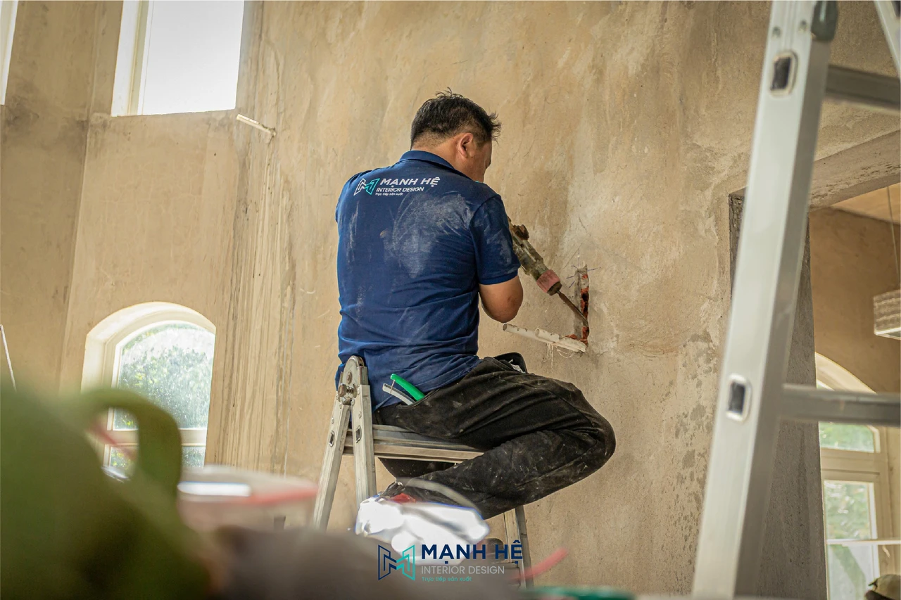 Thi công cắt đục tường đi hệ thống điện nước âm tường