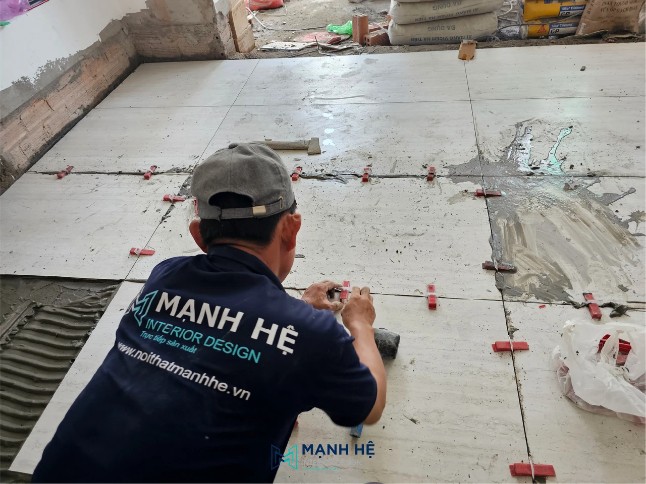 Kỹ thuật lát gạch nền chuẩn sử dụng ke cân bằng của Mạnh Hệ