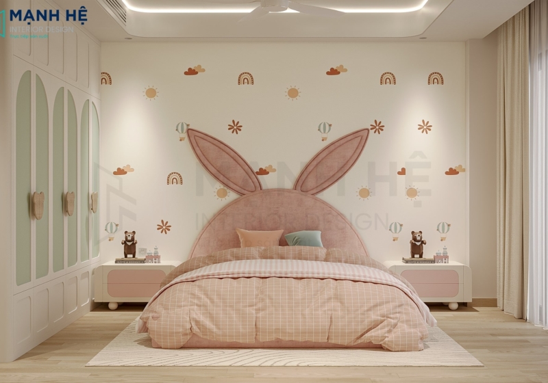 Giường ngủ bọc nệm hồng với vách đầu giường hình tai thỏ, tạo điểm nhấn đáng yêu và kích thích trí tưởng tượng của bé