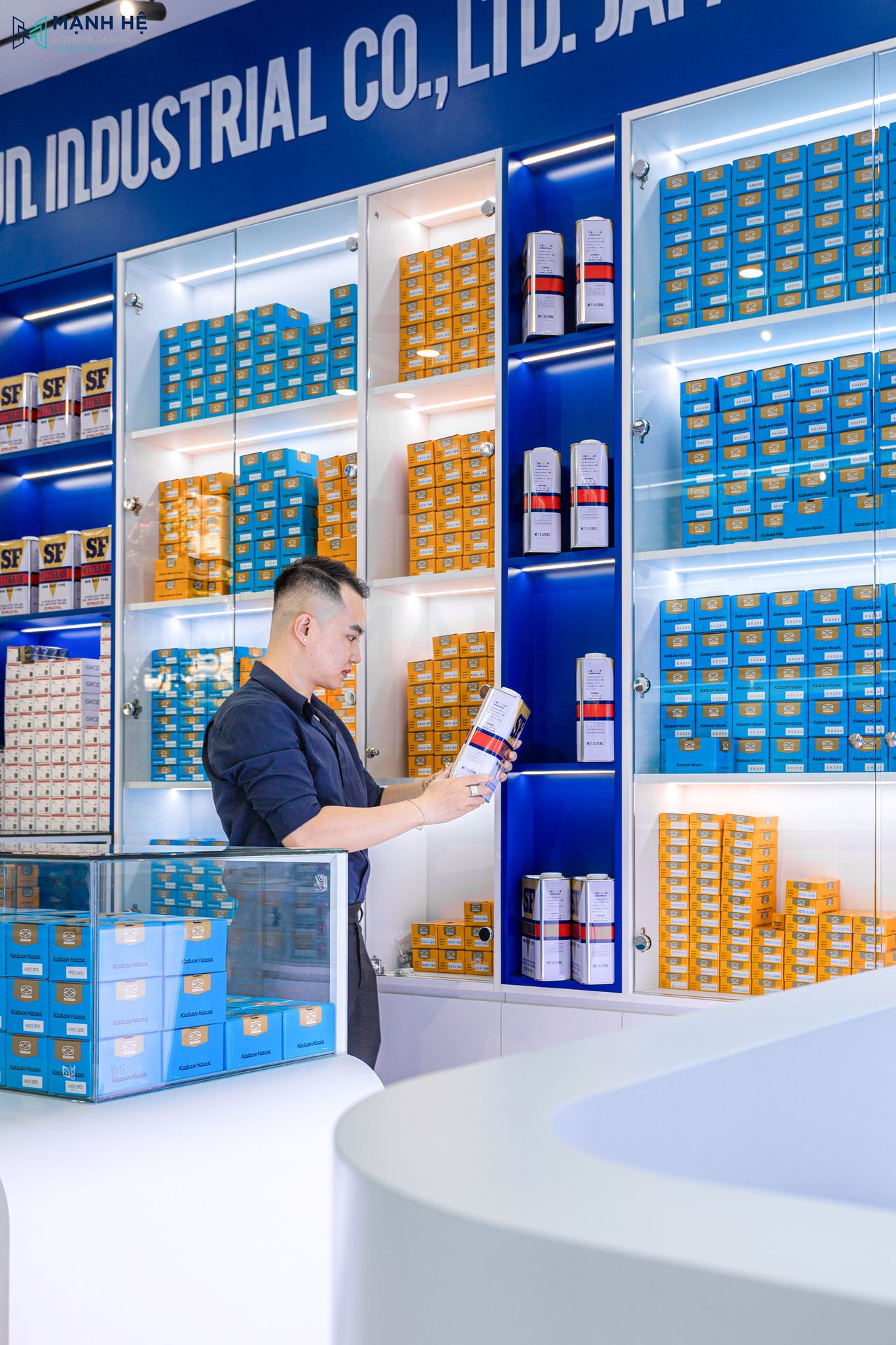 Từng ô sản phẩm của kệ trưng bày được lắp đèn LED phía trong để tạo ánh sáng giúp nổi bật sản phẩm