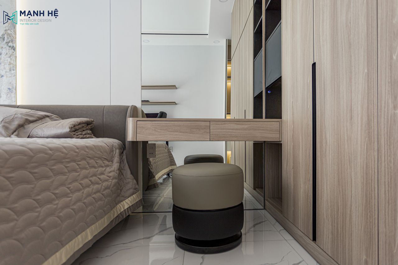 Bàn trang điểm nối liền hệ tủ áo được xử lý bo cong mượt mà, giúp tối ưu diện tích và an toàn khi di chuyển.