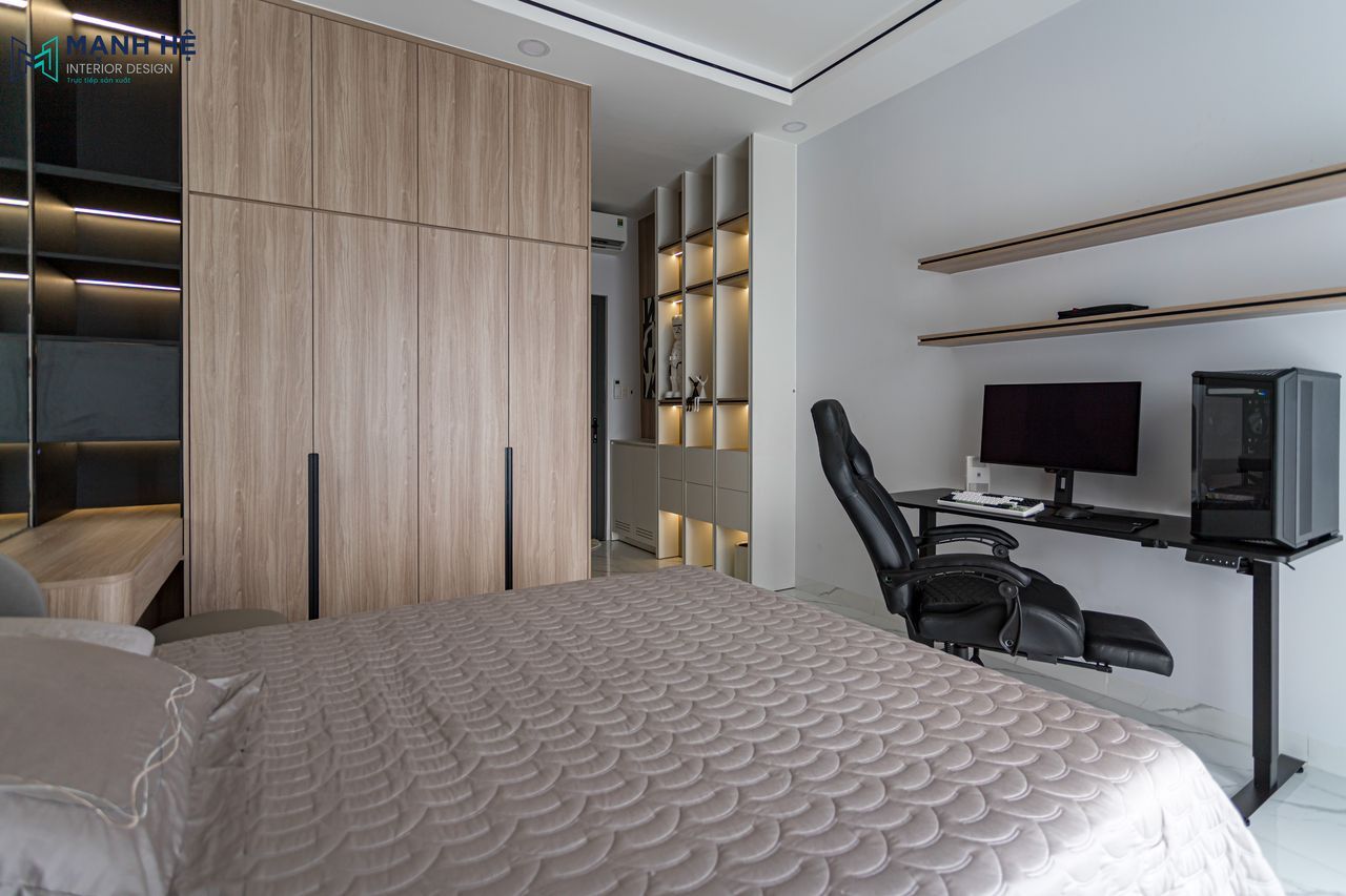 Sự kết hợp hài hòa và liền mạch giữa hệ tủ quần áo kịch trần và góc làm việc giúp căn phòng đầy đủ tiện nghi.