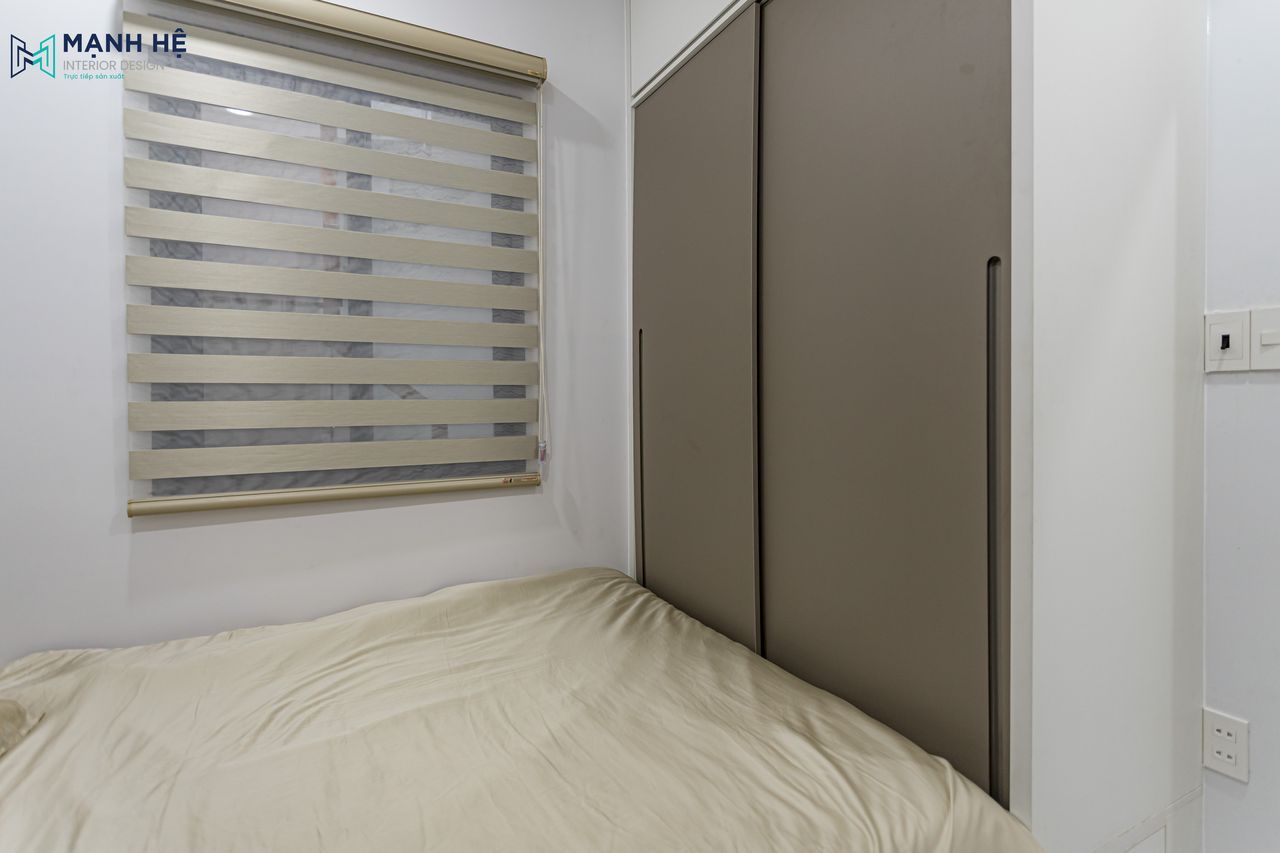 Hệ tủ quần áo cửa lùa hiện đại được bố trí khéo léo giúp không gian lưu trữ luôn ngăn nắp và gọn gàng tuyệt đối.