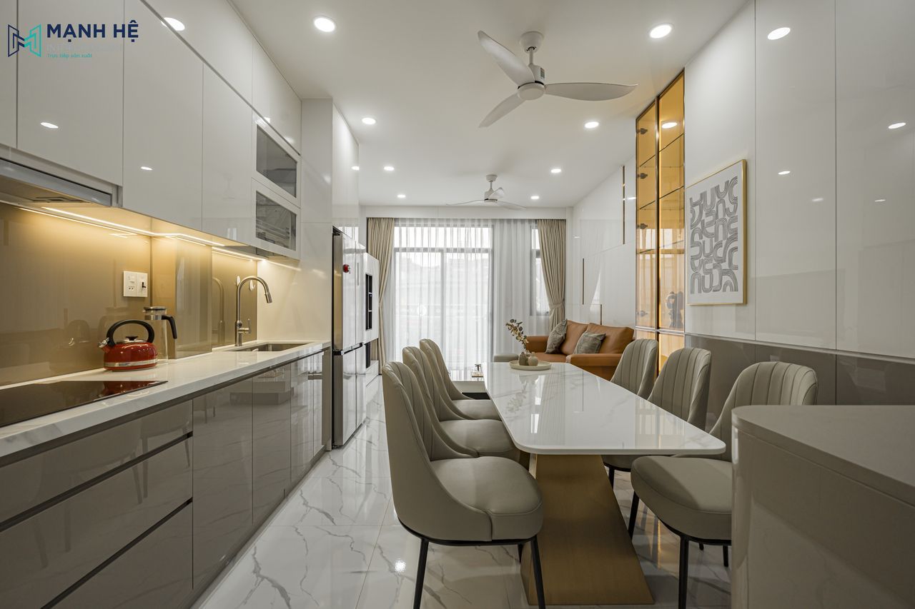 Tổng quan không gian phòng khách liền bếp được thiết kế mở liền mạch giúp căn nhà phố trở nên rộng rãi và tràn ngập ánh sáng