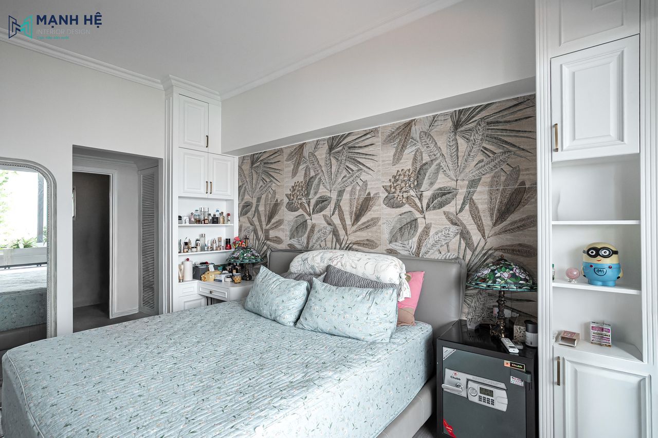 Bàn trang điểm được thi công vừa vặn vào góc tường, kết hợp hệ kệ lưu trữ tiện nghi giúp tối ưu không gian sử dụng cho chị V