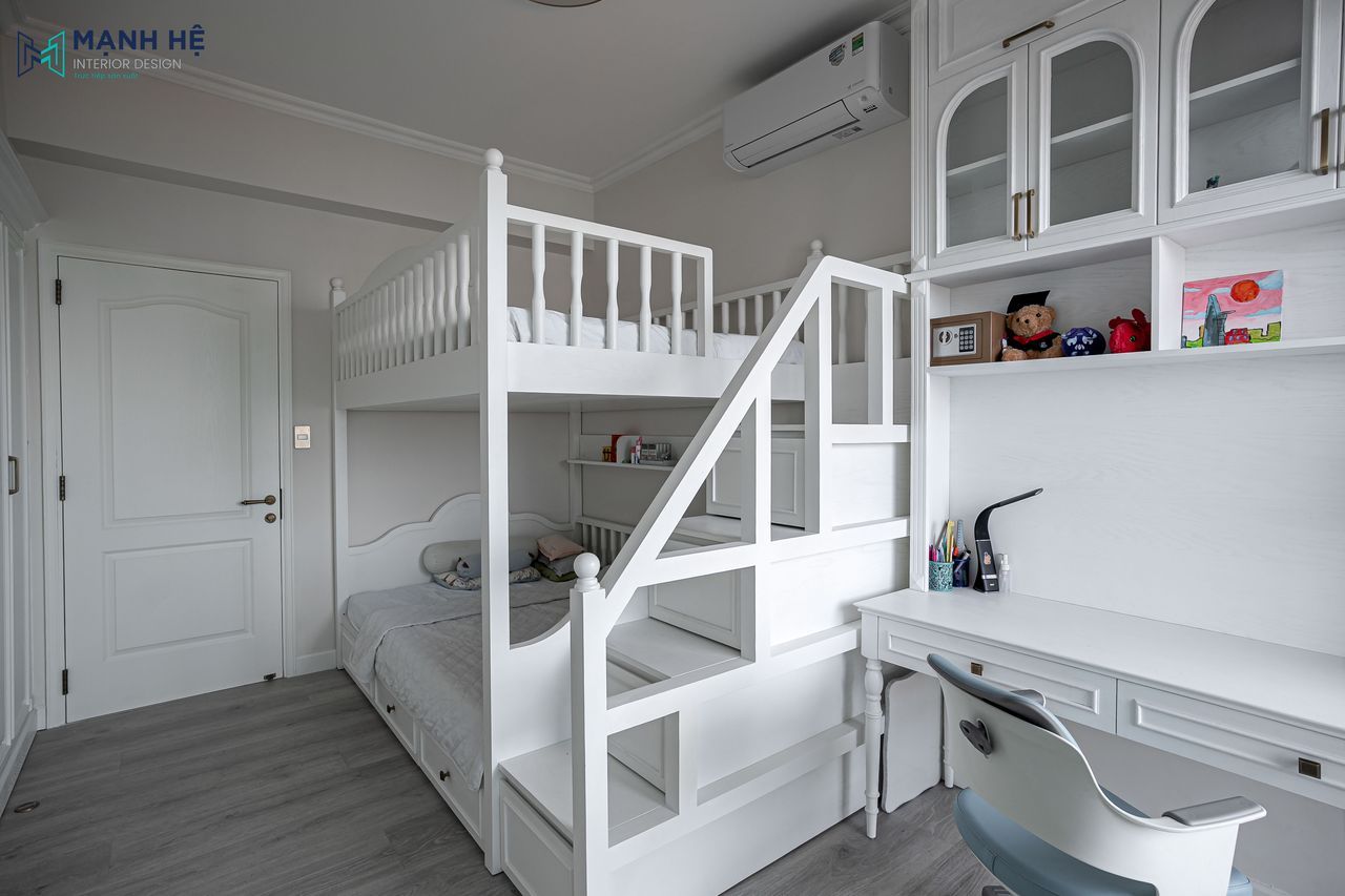Hệ giường tầng thông minh sơn trắng tích hợp cầu thang chứa đồ giúp tối ưu không gian lưu trữ và diện tích sinh hoạt.