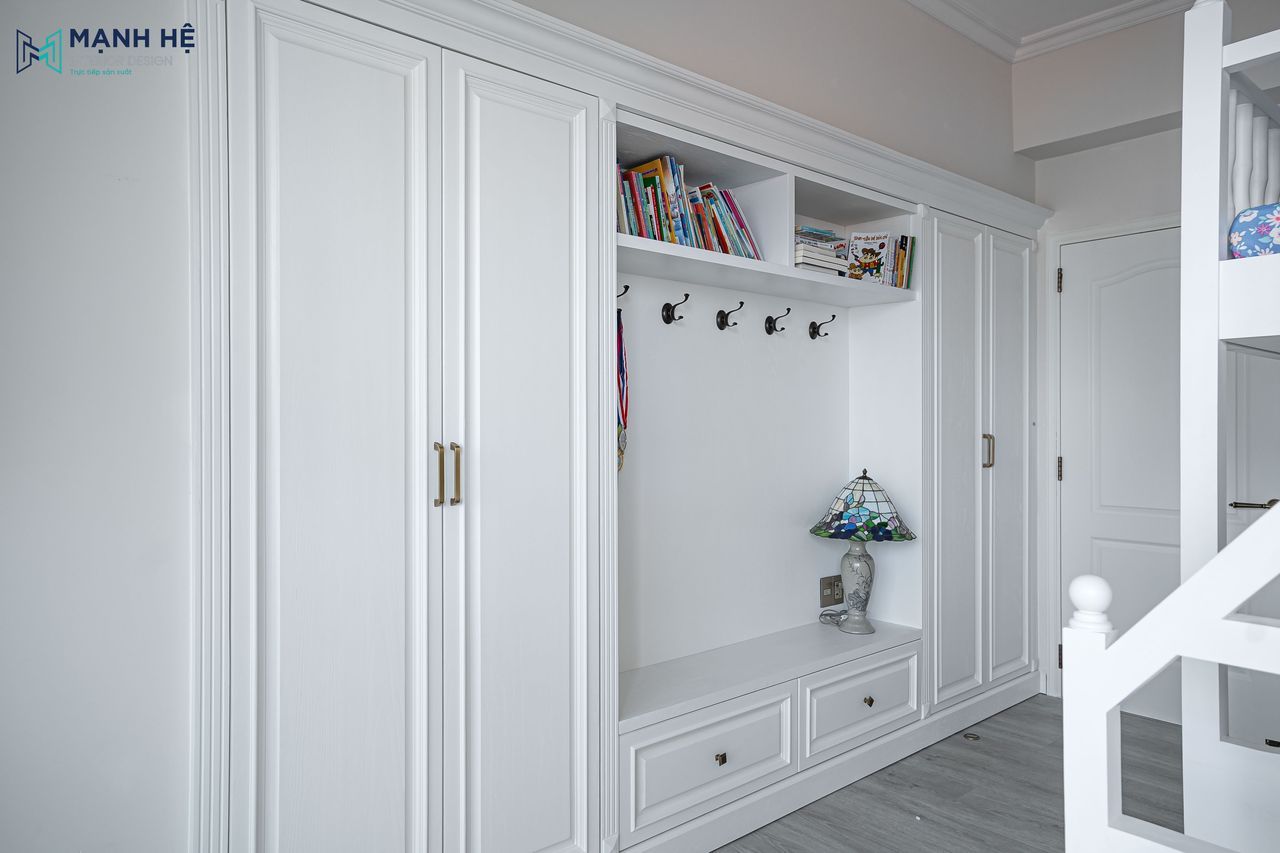 Hệ tủ quần áo tích hợp kệ sách và móc treo tiện lợi, giúp các bé dễ dàng rèn luyện thói quen sắp xếp đồ đạc ngăn nắp.