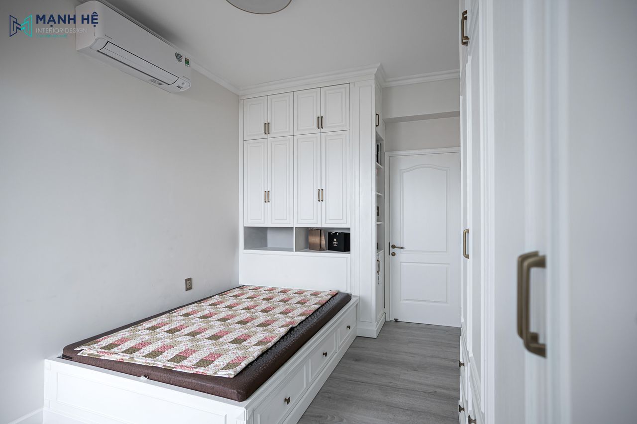 Giường bục được thi công chắc chắn, tích hợp các ngăn kéo chứa đồ bên dưới giúp căn phòng luôn ngăn nắp.