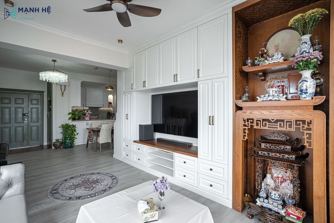 Hệ tủ tivi kịch trần kết hợp tủ thờ bằng gỗ tự nhiên được thi công liền khối, giữ trọn vẻ trang nghiêm và tinh tế cho ngôi nhà.