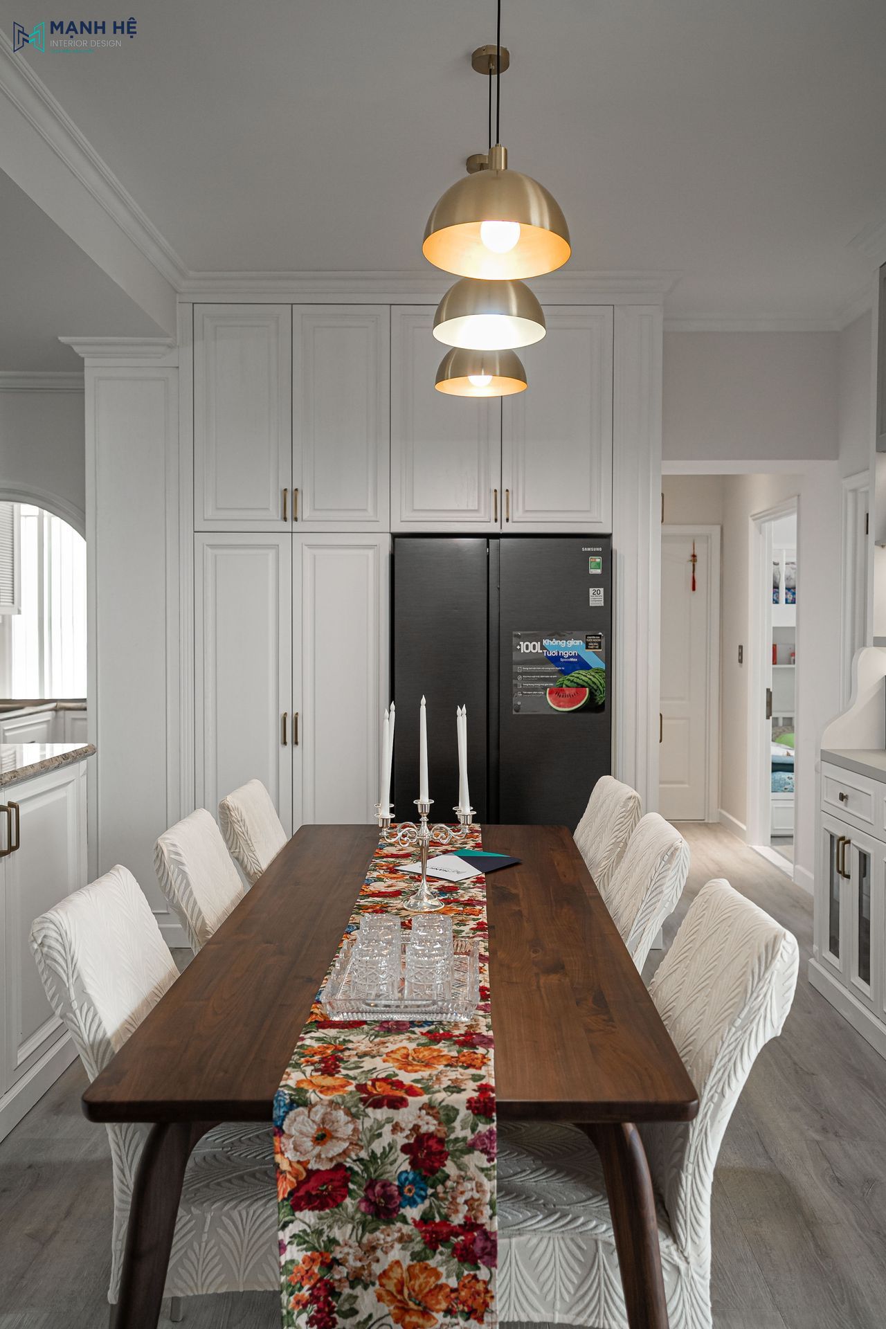 Góc bàn ăn ấm cúng được bố trí liền kề gian bếp, tạo sự kết nối thuận tiện và gần gũi cho các thành viên trong gia đình.