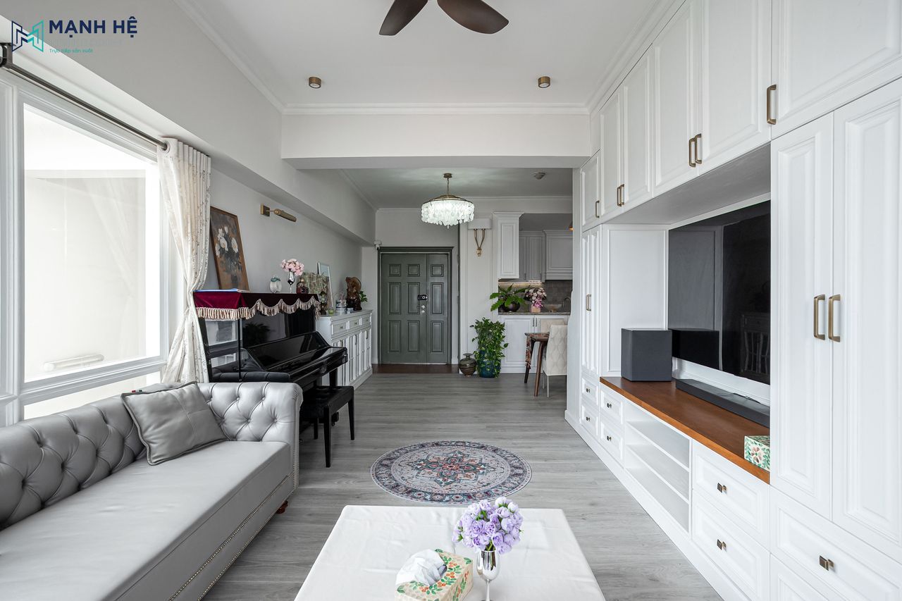 Tổng quan không gian phòng khách phong cách tân cổ điển với tông trắng thanh lịch và sang trọng.