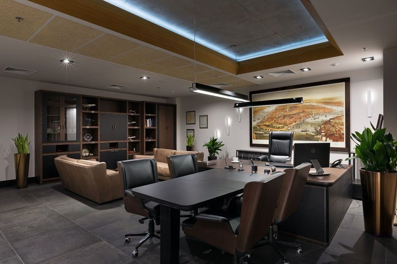 Một góc họp riêng tư với 4-6 ghế ngồi là điểm nhấn chuyên nghiệp cho văn phòng lãnh đạo