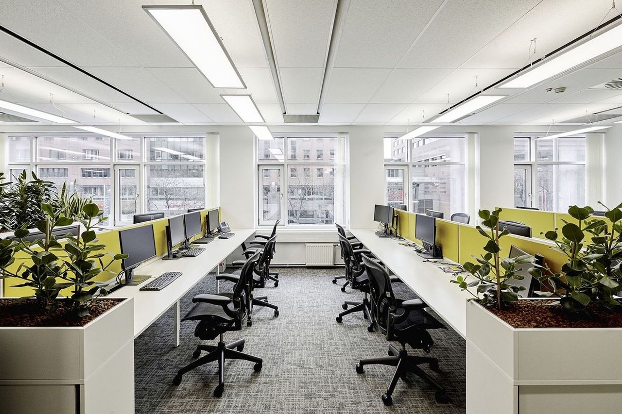 Nội thất bàn ghế có thiết kế gọn gàng, phù hợp với nhịp sống công sở hiện đại