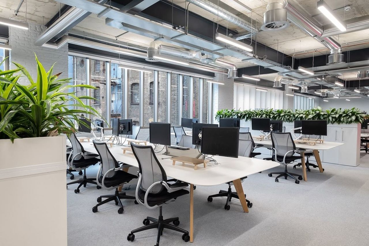 Văn phòng 300m2 sử dụng vách kính trong suốt thay tường gạch để tận dụng tối đa ánh sáng. 