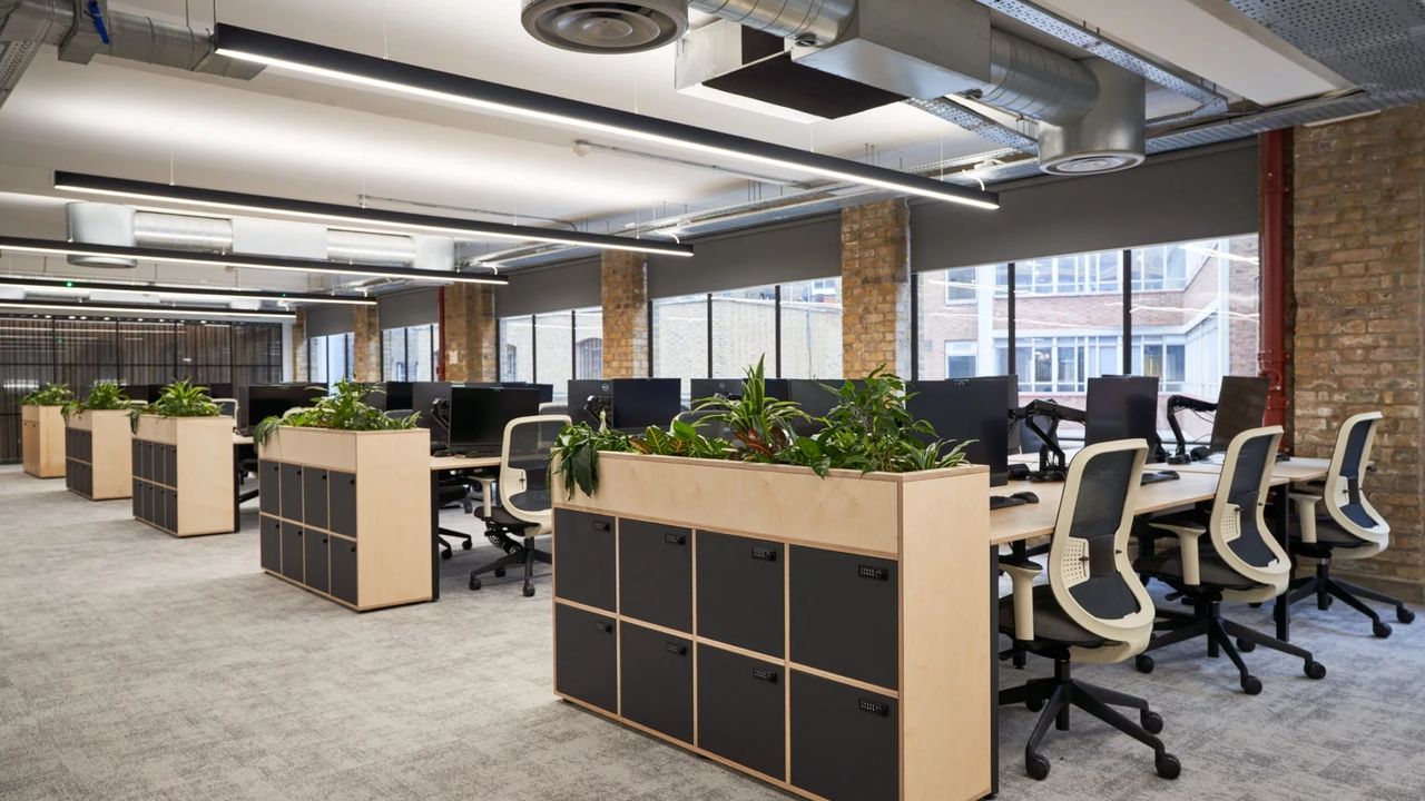 Mẫu văn phòng không gian mở bố trí cụm bàn làm việc linh hoạt giúp nhân viên dễ dàng trao đổi công việc.