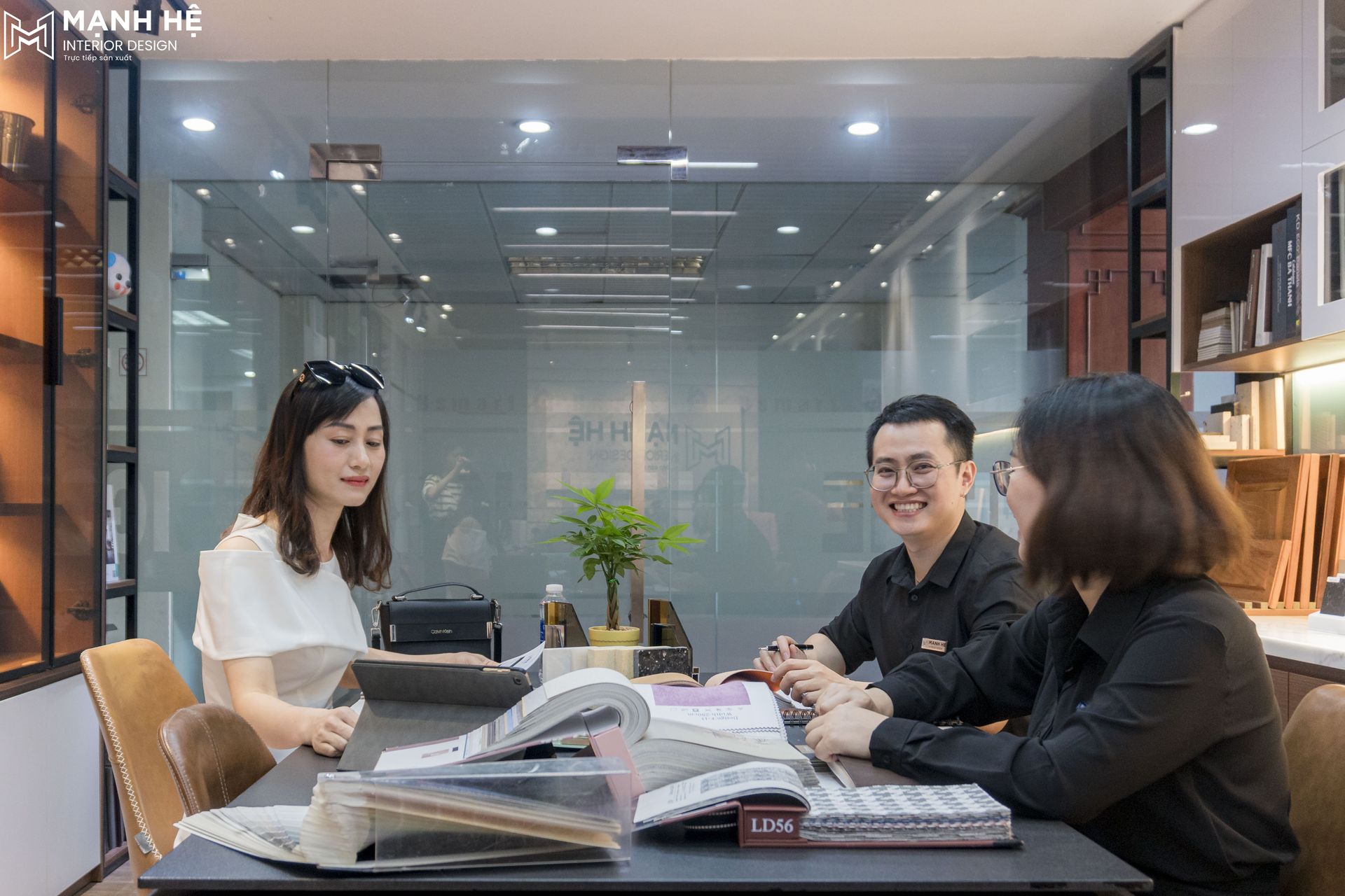 Chuyên gia Mạnh Hệ tư vấn thiết kế văn phòng trực tiếp cho khách hàng 