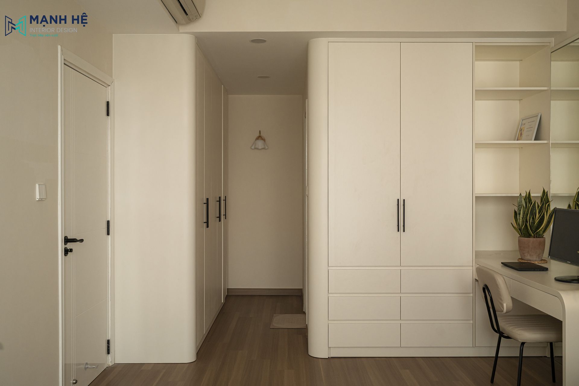 Thi công hệ tủ quần áo kịch trần với đường bo cong góc tinh tế, vừa tăng diện tích lưu trữ vừa đảm bảo an toàn trong quá trình sử dụng.