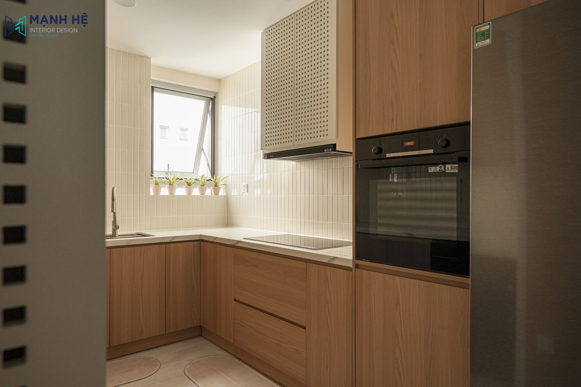Bố trí bếp cạnh cửa sổ lớn giúp tận dụng ánh sáng tự nhiên và hỗ trợ thoát mùi, giữ cho không gian bếp luôn thông thoáng, sạch sẽ.